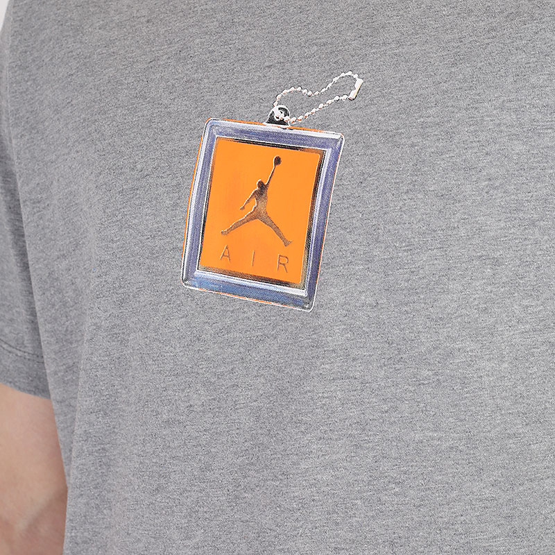 мужская серая футболка Jordan Keychain Short-Sleeve T-Shirt CV5157-091 - цена, описание, фото 2